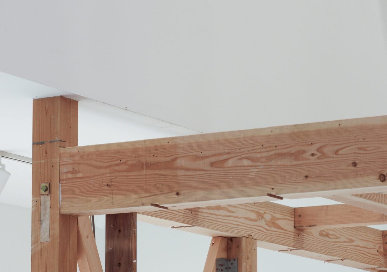 支えられている