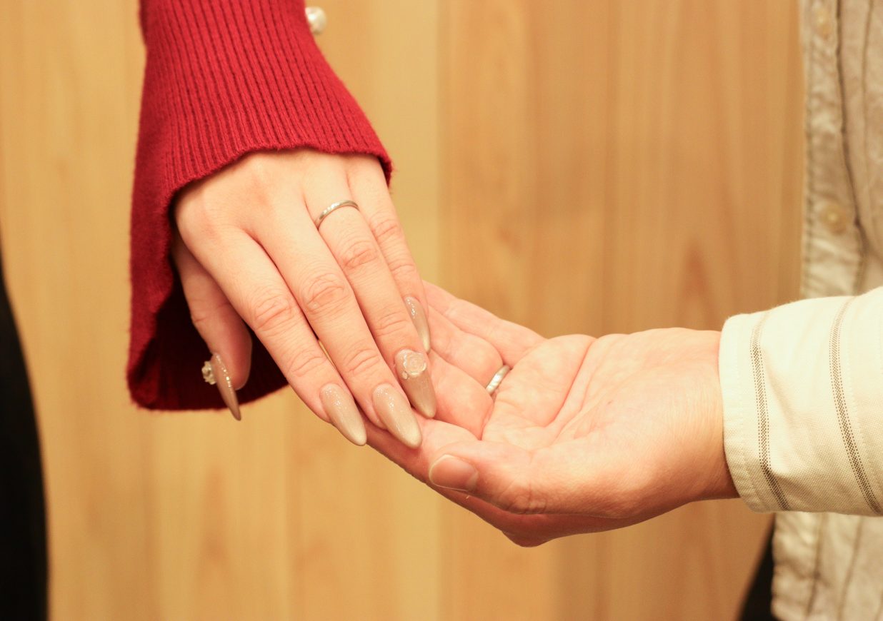 手を取り歩む道