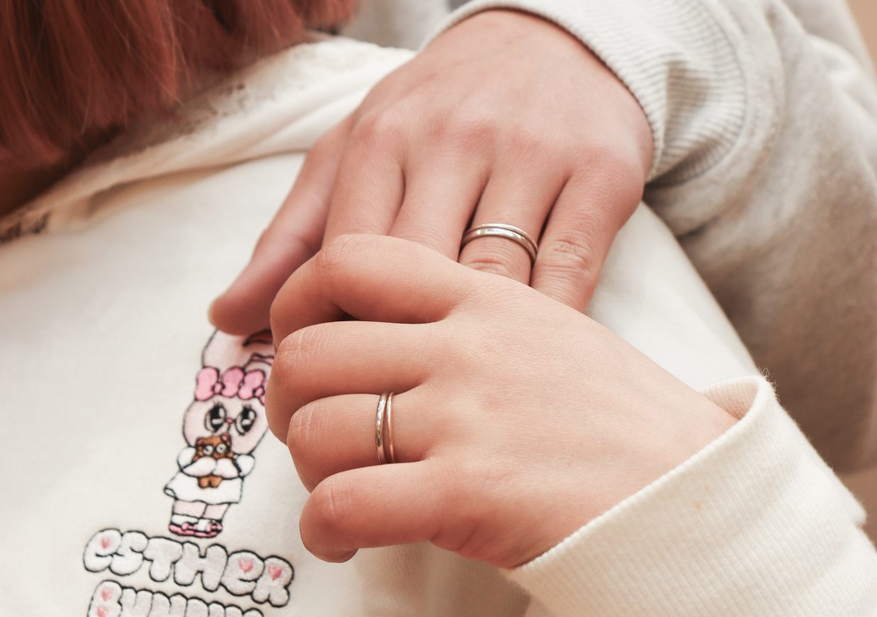 手を取り合って